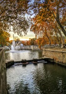 Vue du centre historique de Nîmes, avec ses ruelles typiques et ses quartiers recherchés pour leur charme et leur attractivité immobilière.