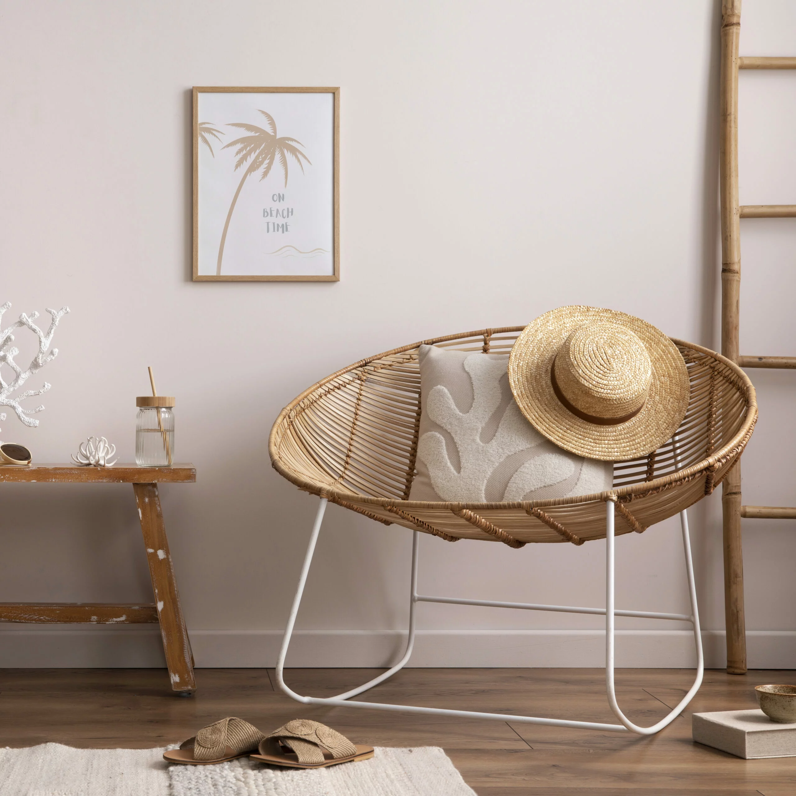 Entrée cosy en bois et matières naturelles.