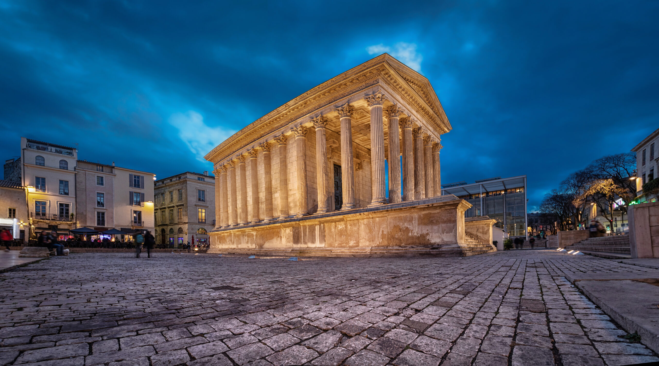 Vue sur la Maison Carrée à Nîmes, monument romain emblématique situé au cœur d’un centre-ville prisé du marché immobilier.