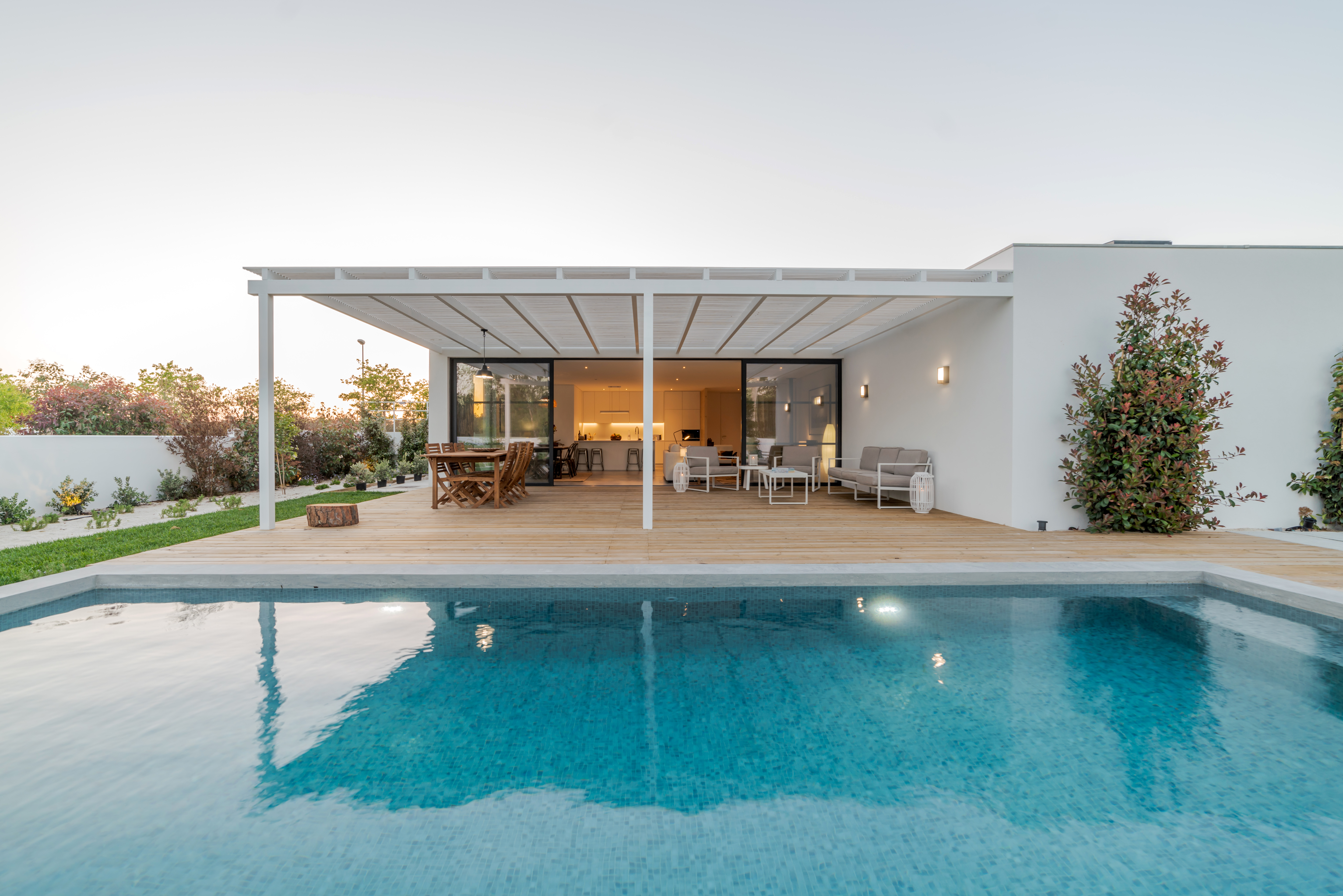 Belle maison contemporaine à Montpellier, dans le sud de la France, avec grande piscine et architecture moderne.