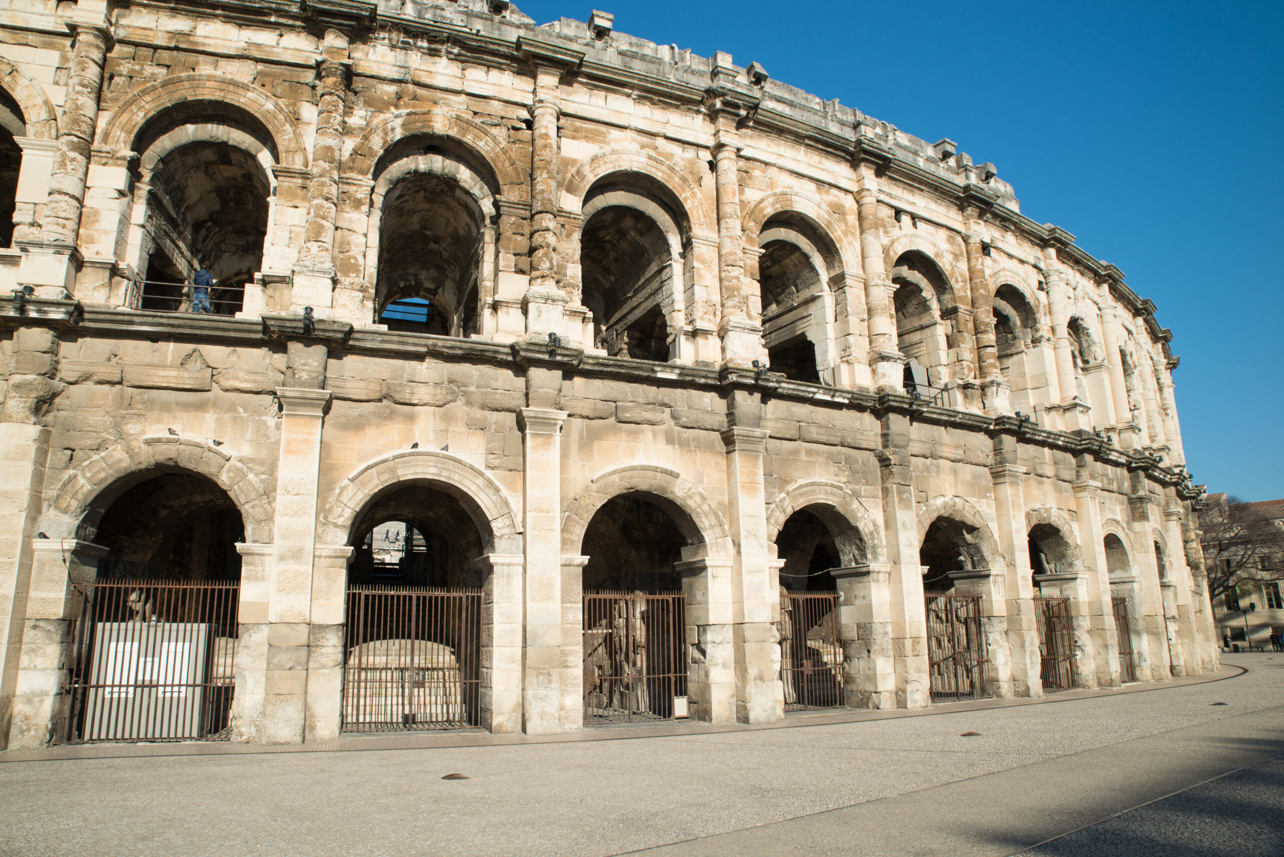 Vue de Nîmes et de ses célèbres arènes romaines, symbole du patrimoine historique et de l’attractivité immobilière de la ville.